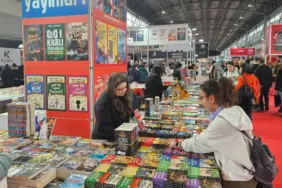 bursa-kitap-fuari-bugun-kapilarini-acti-1744452870-713_large