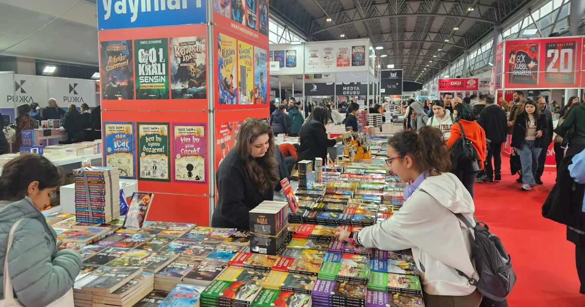 bursa-kitap-fuari-bugun-kapilarini-acti-1744452870-713_large